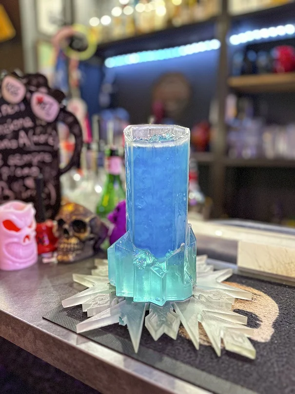 Cocktail azzurro scenografico